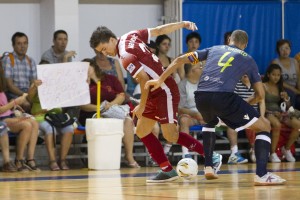 Vadillo trata de robar el balón a Marinovic