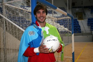 Carlos Barrón posando recientemente en Son Moix con las camisetas de España y el Palma Futsal 2