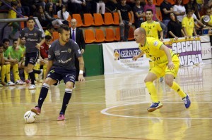 Paradynski-protege-el-balón-en-una-acción-del-partido-en-Jaén-300x199