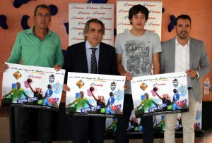 Xavi Sastre, Mario Hidalgo, Xavi König y José Tirado, con el cartel del acuerdo 1