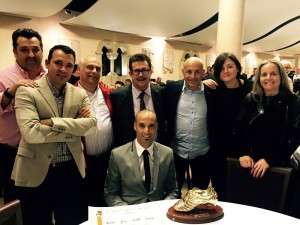 Vadillo arropado por los dirigentes del Palma Futsal 2