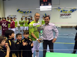 Fernando Alcaraz hace entrega del trofeo de campeón a Antonio Vadillo