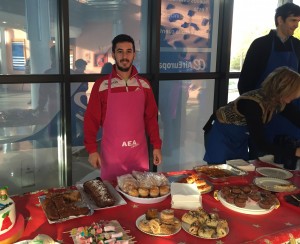 Joselito sirve el desayuno solidario junto a representantes del Palma Air Europa 2