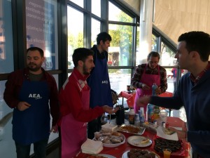 Joselito sirve el desayuno solidario junto a representantes del Palma Air Europa