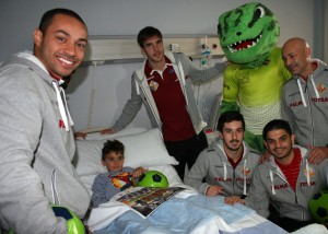 Los jugadores del Palma Futsal visitan a Alejandro 1