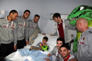 Los jugadores del Palma Futsal visitan a Alejandro 2