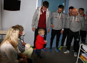 Los jugadores del Palma Futsal visitan el Hospital Quirónsalud Palmaplanas
