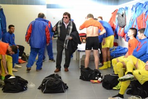Miguel Bestard Felicitando a los jugadores de la FFIB (Foto Ricardo martinez)