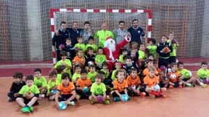 Papá Noel llega a la escuela infantil del Palma Futsal junto a Juanito, Chicho y Joselito