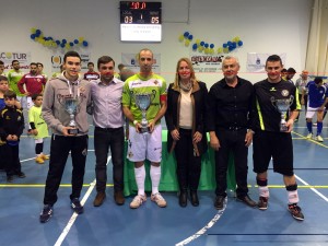 Vadillo recoge el trofeo de campeón junto a las autoridades, José Luna el del juvenil como segundo y Óscar Porras el de tercer clasificado para el S