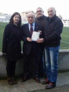 Entrega de la PB Els Tamarells al Sr. Castellà, directiu del club