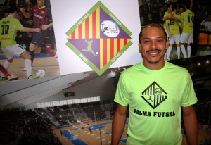 Helinho posa en la puerta del vestuario de Son Moix 2