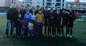 La penya amb el juvenl del Barça