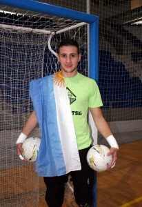 Nico Sarmiento posa en Son Moix con la bandera de Argentina 2