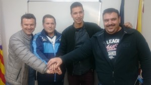 Álex Arabí (San Rafael), Ángel Nadal (Ciudad de Ibiza), Buti (UD Ibiza) y Juan Vicente Roig (CD Ibiza) se desean suerte tras el sorteo.