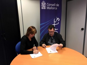 Margalida Portells y Miquel Jaume firman el convenio en la sede del Consell de Mallorca