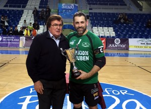 Miquel Bestard y Edu, del Burela, con el trofeo de segundo clasificado