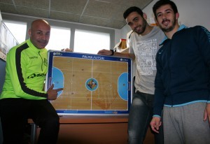 Juanito-tomaz-y-Joselito-planifican-el-partido-en-el-despacho-del-técnico-2-300x206