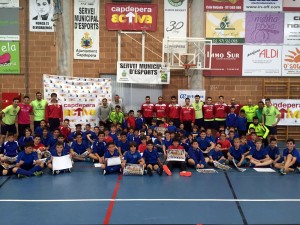 El Palma Futsal posa con los niños el CE Escolar 1
