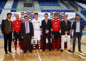 Imagen de la presentación de las equipaciones con los jugadores y representantes del Palma Futsal y RCD Mallorca 1