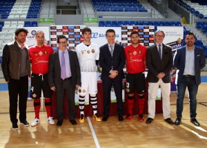 Imagen de la presentación de las equipaciones con los jugadores y representantes del Palma Futsal y RCD Mallorca 2
