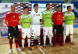 Vadillo, Joselito, Barrón, Tomaz, Taffy y Joao posan con la camiseta actual y las que lucirán el domingo