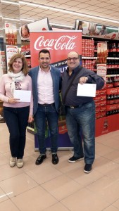 José Tirado entrega el premio a los ganadores del Hiper Centro de Palma