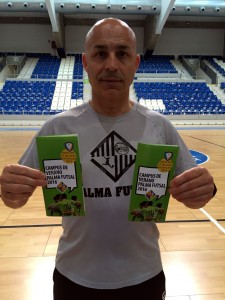 Juanito con el tríptico del campus de verano