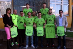 Juanito-jugadores-y-colaboradores-posan-con-las-camisetas-y-las-bolsas-conmemorativas-2