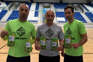 Vadillo, Juanito y Joao con el tríptico del campus de verano