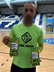 Vadillo con el tríptico del campus de verano