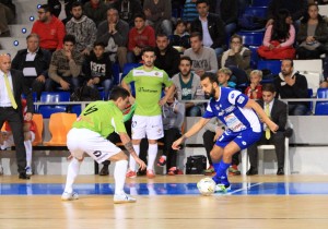 Carlitos ante Joao en el último partido en el que se enfrentó al Palma 2