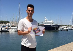 Eloy Rojas, este lunes, en El Puerto de Santa María sosteniendo el escudo de su nuevo club 2 - horizontal