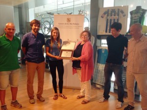 La-consellera-Ruth-Mateu-ha-entregado-a-la-atleta-Mavi-García-un-reconocimiento-por-su-bronce-en-el-Mundial-de-duatlón_J