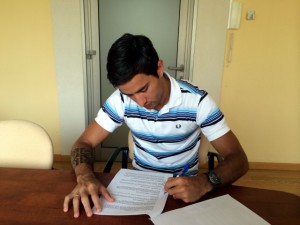 Joao-firma-su-renovación-1.