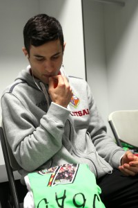 Joao miraba su camiseta en el vestuario en la previa de la final de la Copa del Rey