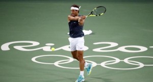 Rafael Nadal se entrena en el Centro de Tenis de Río de Janeiro. JAVIER ETXEZARRETAEFE