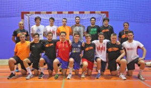 Plantilla del equipo ibicenco junto a su técnico (primero por la derecha detrás). LORENA PORTERO