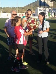 Entrega d'un present floral a la filla d'Arturo González