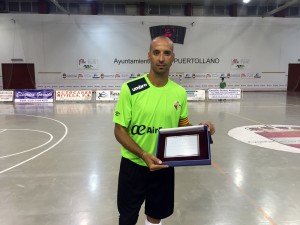 Vadillo muestra la placa recogida como capitán del Palma