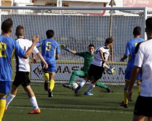 El acoso de los jugadores mallorquines al marco defendido por el joven Nasi fue incesante, como en esta ocasión de Silva 08-10-2016 | Josep Bagur Gomila