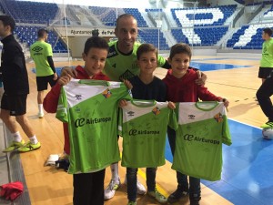 vadillo-posa-con-varios-ninos-y-sus-camisetas-del-palma-futsal