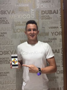 eder-posa-con-el-escudo-del-palma-futsal-1