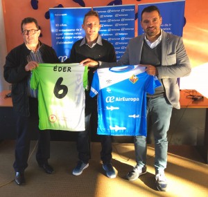 miquel-jaume-eder-y-jose-tirado-con-las-camisetas-del-palma-futsal-1