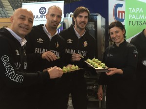 Juanito, Vadillo, Barrón y Vicky Pulgarín con la tapa