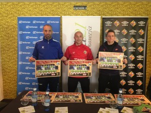 Vadillo, Juanito y Éder con los pósters sobre valores