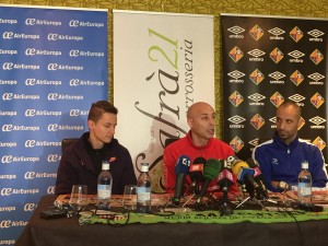 Éder, Juanito y Vadillo en plena rueda de prensa 2
