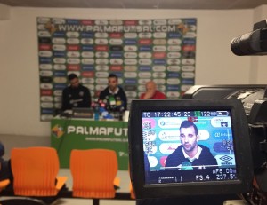 Carlitos en la rueda de prensa de este jueves junto a Juanito y Tomaz