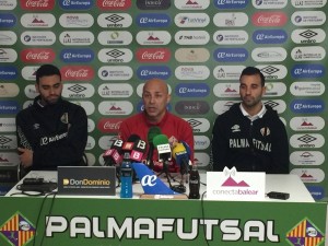 Juanito junto a Carlitos y Tomaz en la rueda de prensa de este jueves 2