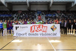 Palma y Barcelona posan con el Alaró infasntil de fútbol 1